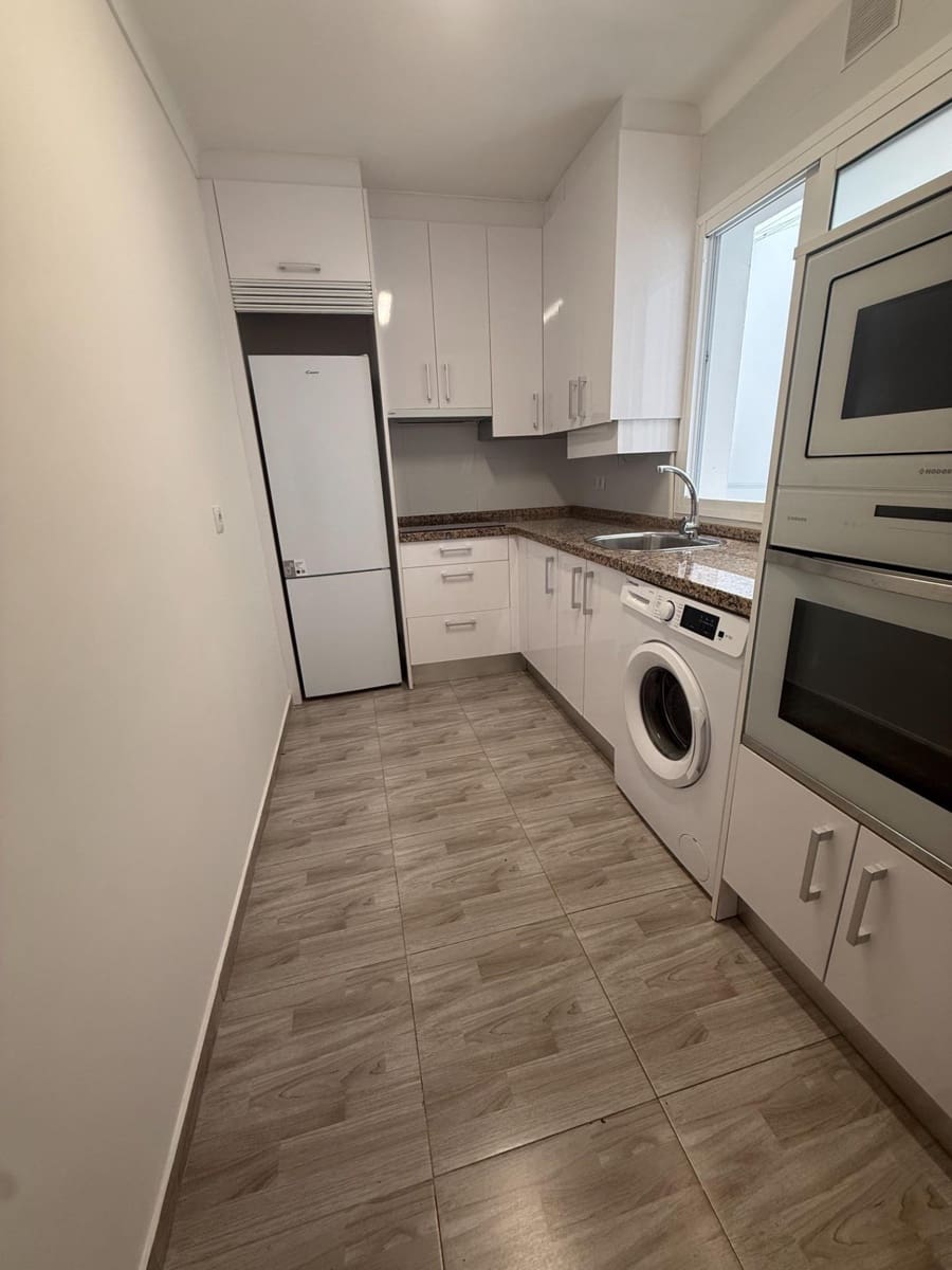 4 bedroom Flat for rent in Malaga city with garage - € 1,250 (Ref: 9541658)