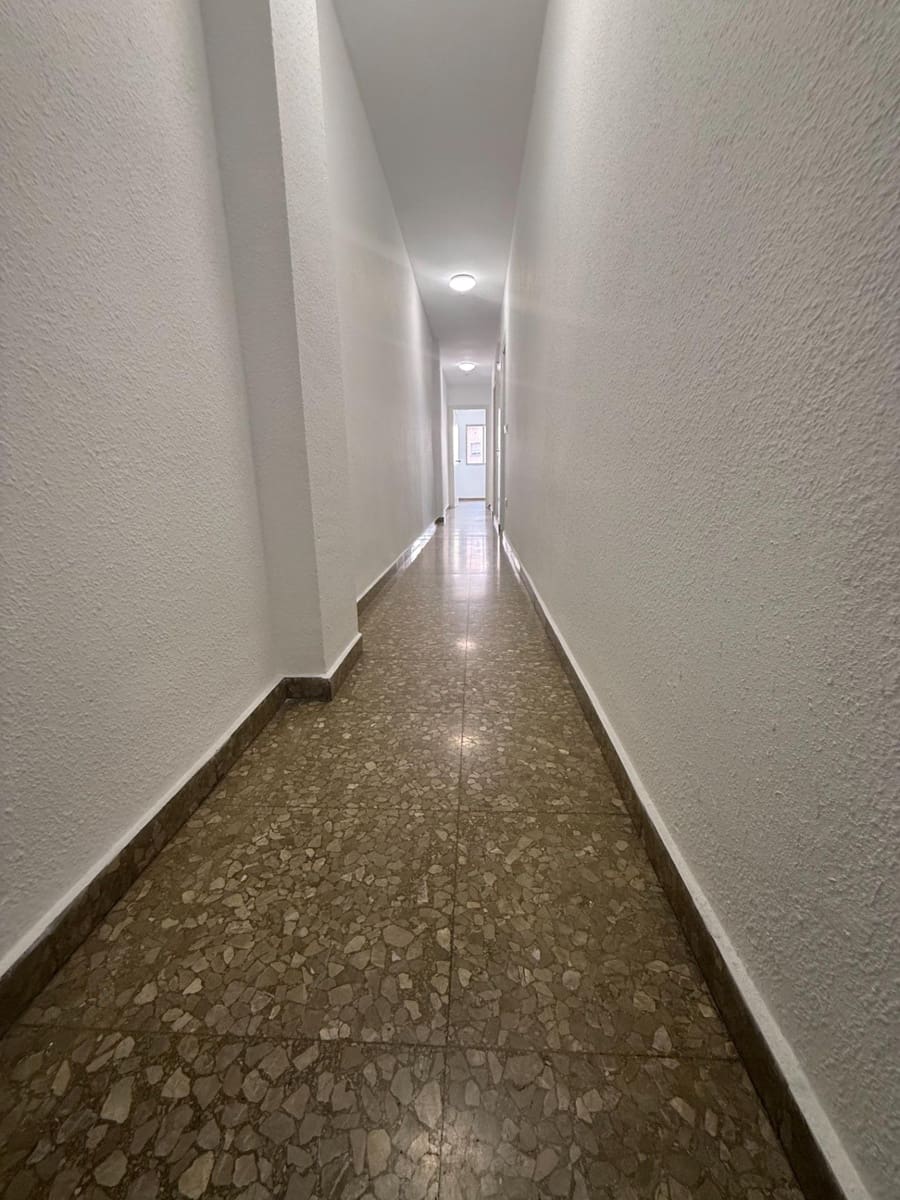 4 bedroom Flat for rent in Malaga city with garage - € 1,250 (Ref: 9541658)