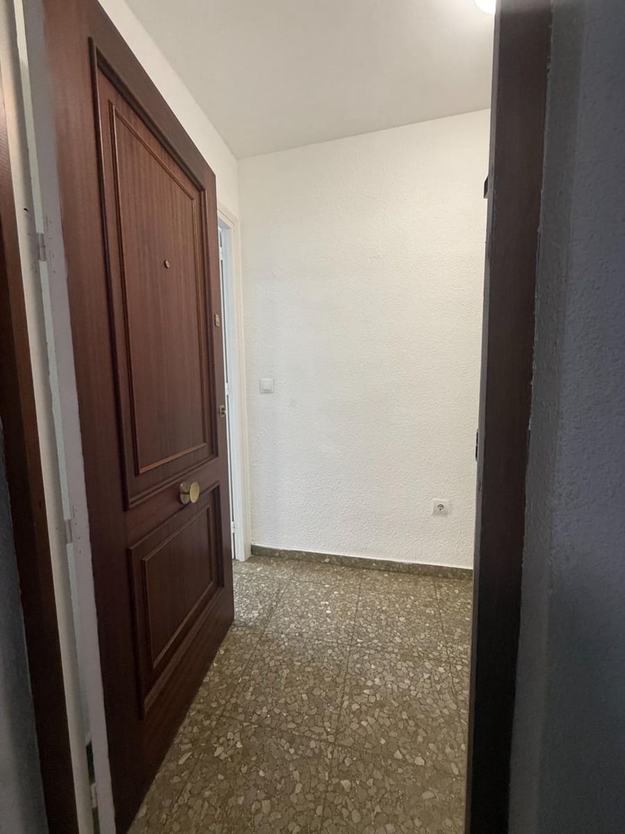 4 bedroom Flat for rent in Malaga city with garage - € 1,250 (Ref: 9541658)