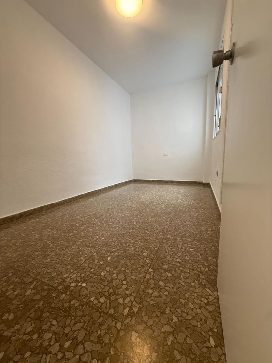 4 bedroom Flat for rent in Malaga city with garage - € 1,250 (Ref: 9541658)