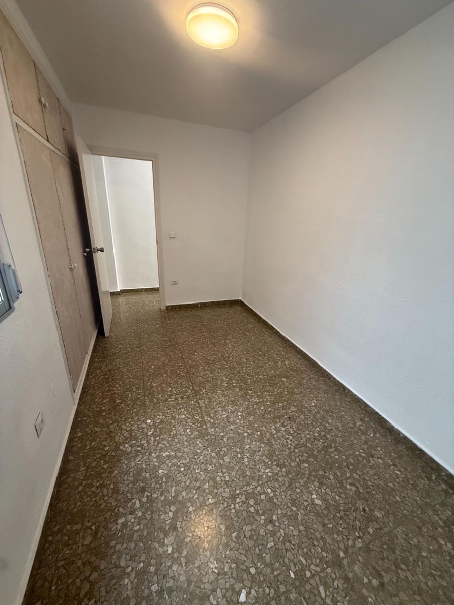 4 bedroom Flat for rent in Malaga city with garage - € 1,250 (Ref: 9541658)