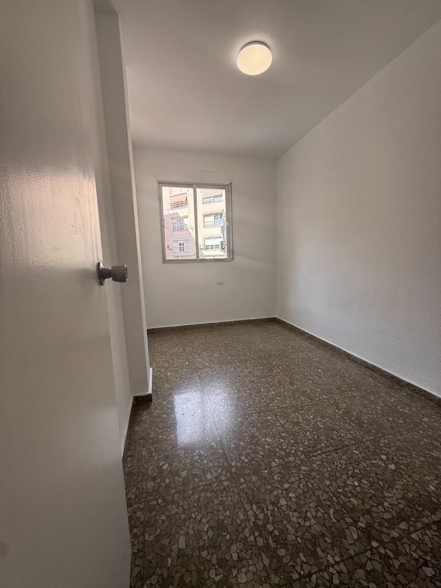 4 bedroom Flat for rent in Malaga city with garage - € 1,250 (Ref: 9541658)