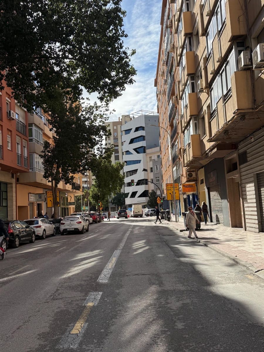 4 bedroom Flat for rent in Malaga city with garage - € 1,250 (Ref: 9541658)