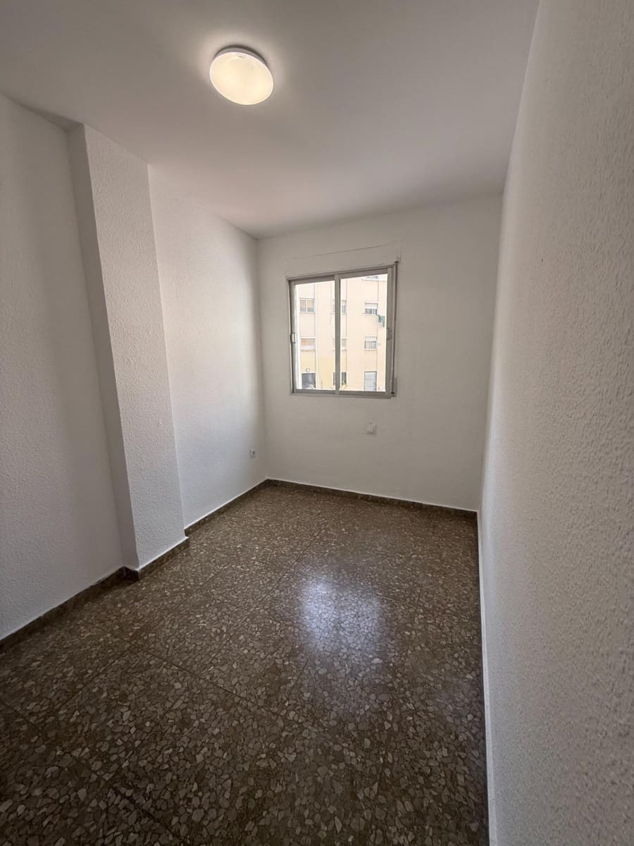 4 bedroom Flat for rent in Malaga city with garage - € 1,250 (Ref: 9541658)