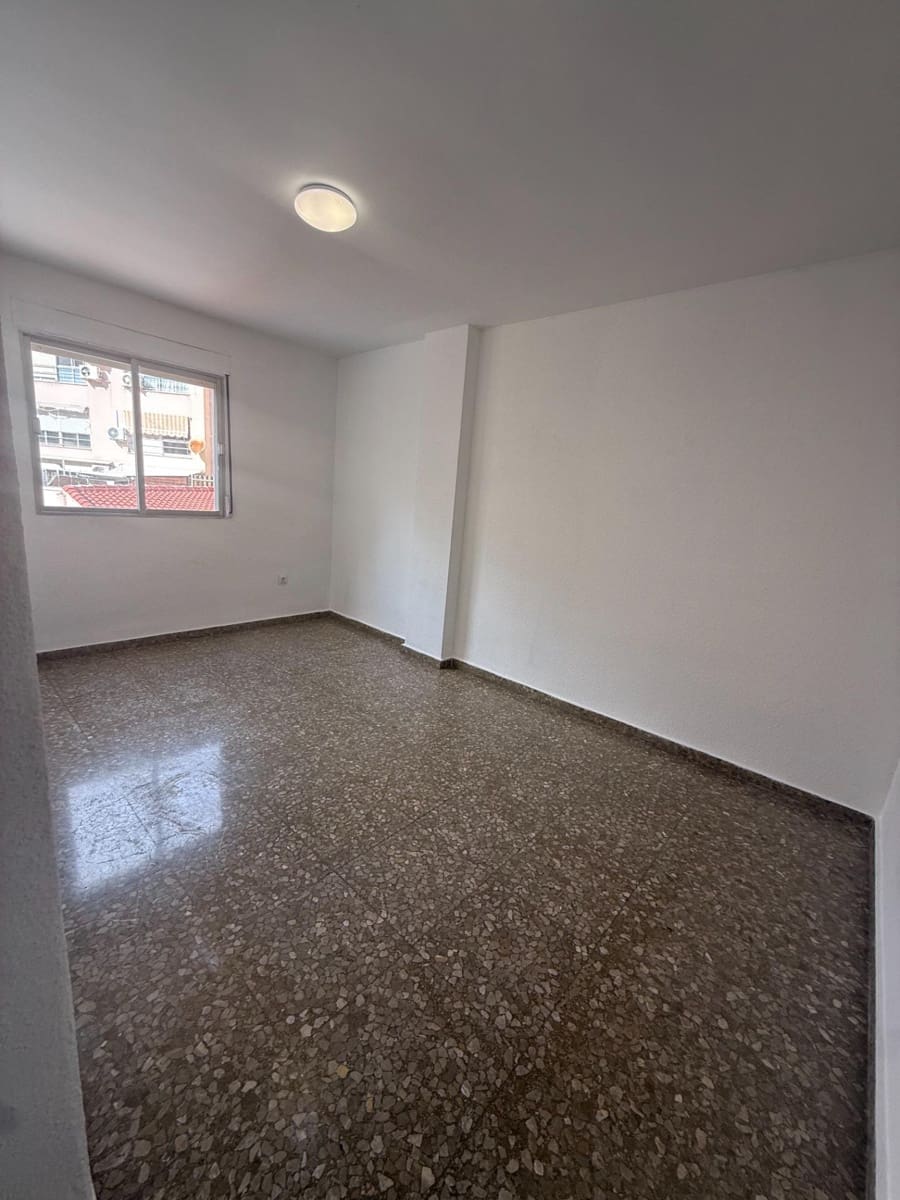 4 bedroom Flat for rent in Malaga city with garage - € 1,250 (Ref: 9541658)