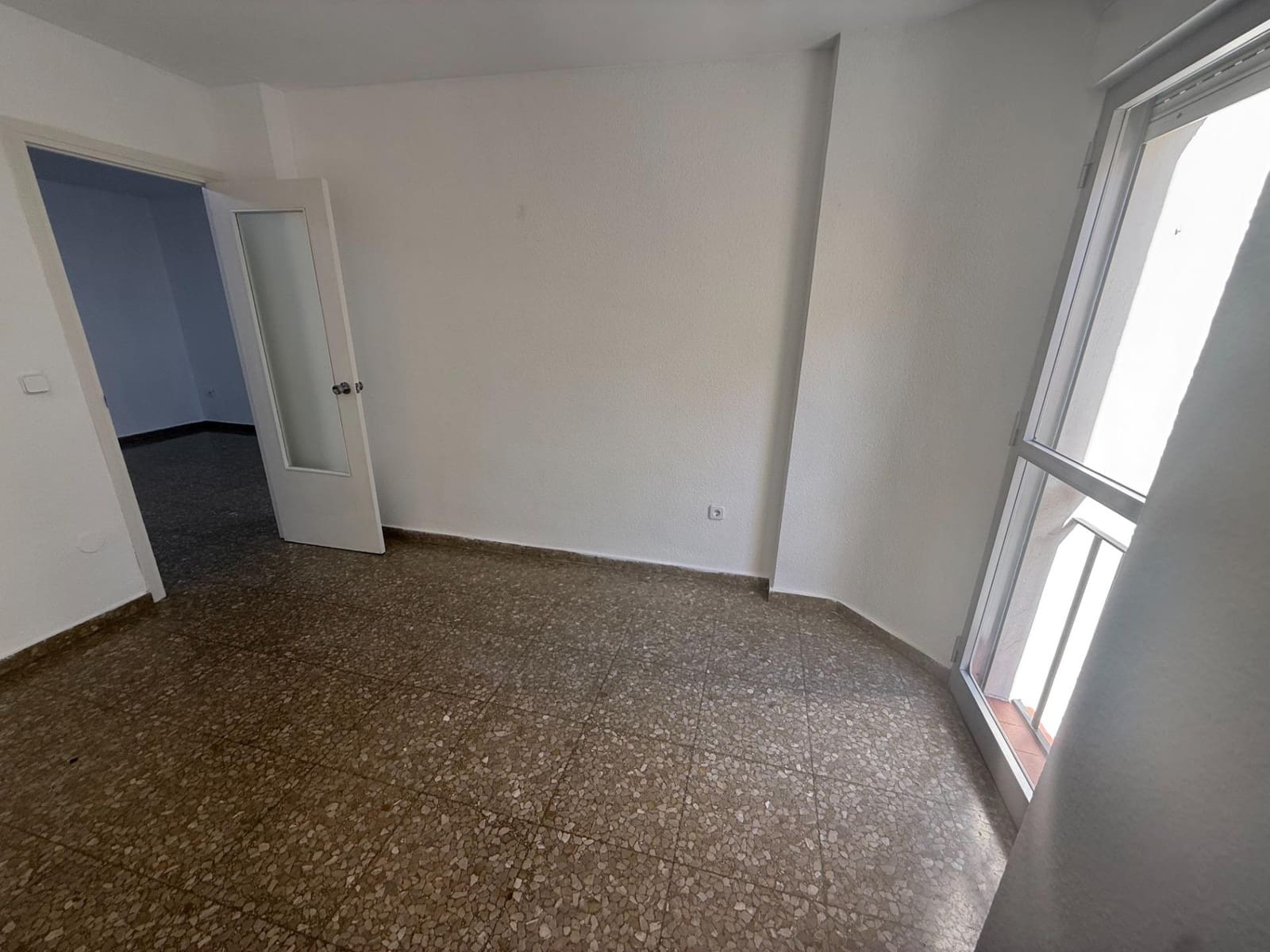 4 bedroom Flat for rent in Malaga city with garage - € 1,250 (Ref: 9541658)