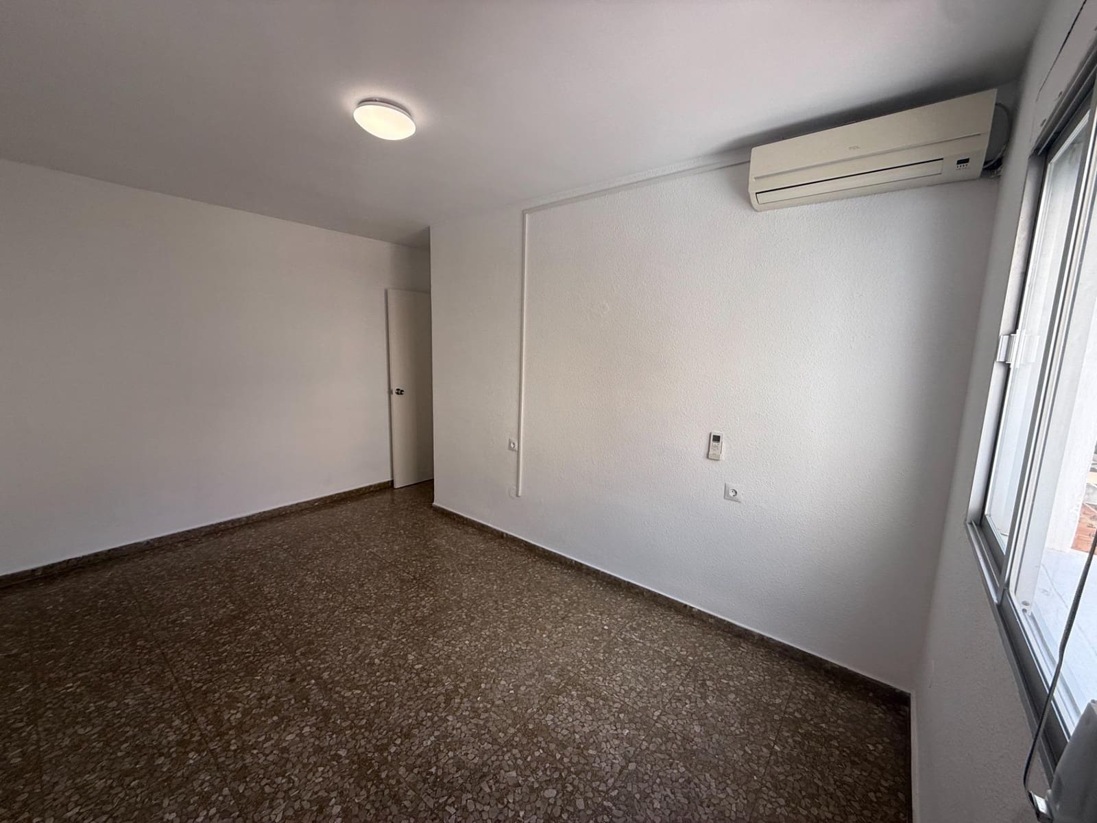 4 bedroom Flat for rent in Malaga city with garage - € 1,250 (Ref: 9541658)