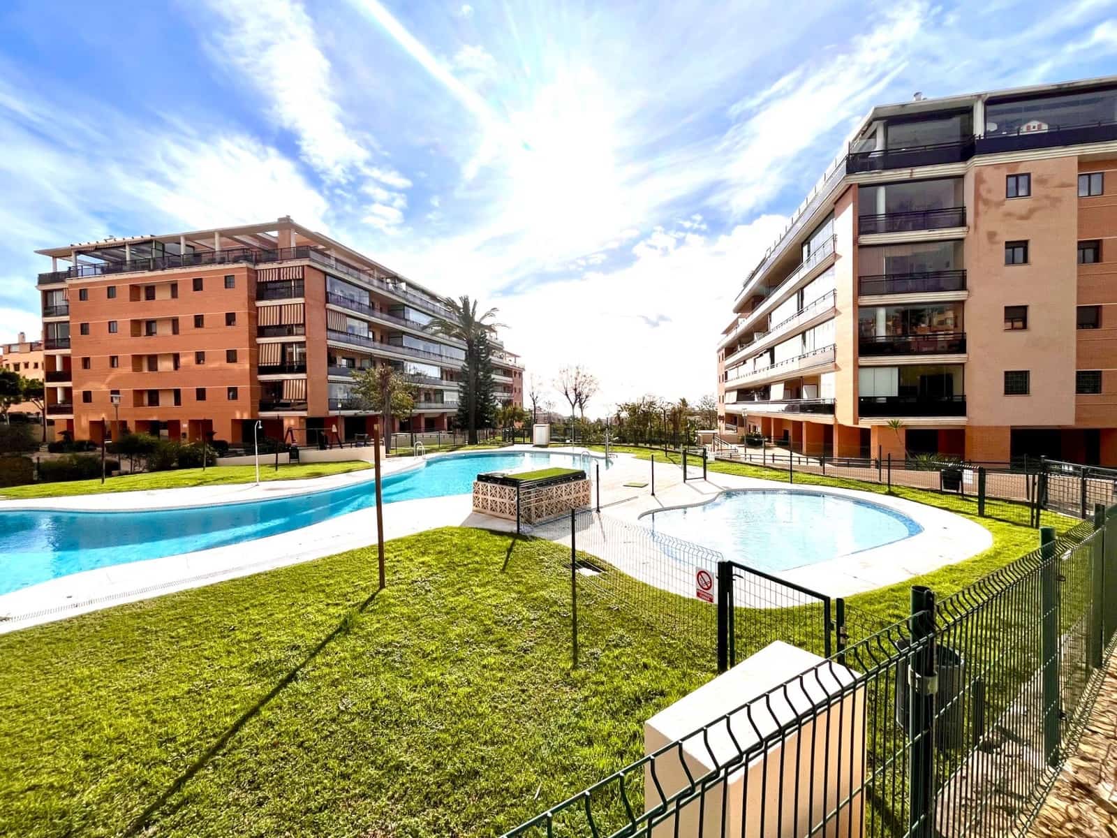 Piso de 3 habitaciones en Torremolinos en venta con piscina - 420.000 € (Ref: 9584549)