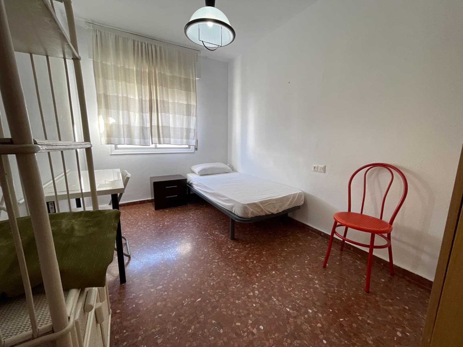 Piso de 4 habitaciones en Málaga ciudad en alquiler - 1.350 € (Ref: 9616089)