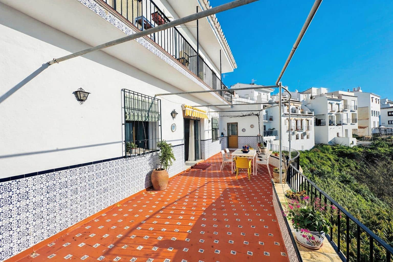 10 bedroom Townhouse for sale in Frigiliana with garage - € 840,000 (Ref: 9634543)