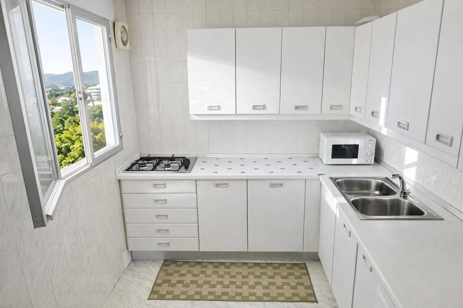 10 bedroom Townhouse for sale in Frigiliana with garage - € 840,000 (Ref: 9634543)