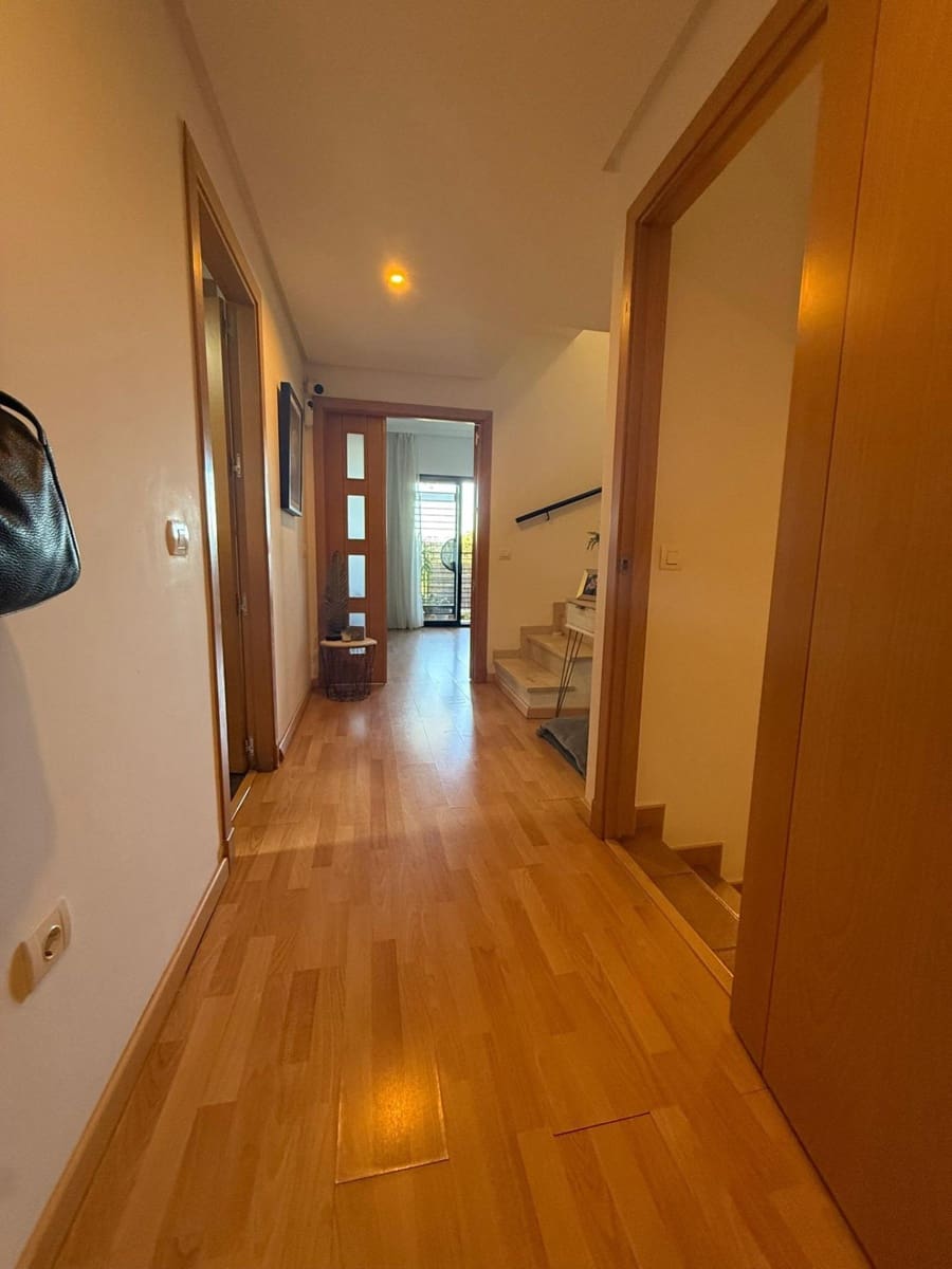 4 soverom Rekkehus til leie i Malaga by med svømmebasseng garasje - € 1 800 (Ref: 9696316)