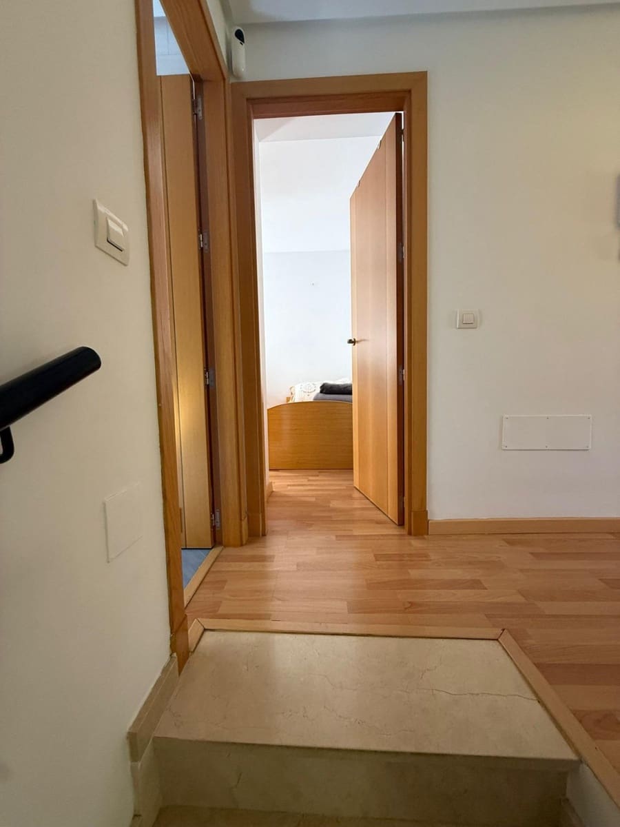 4 soverom Rekkehus til leie i Malaga by med svømmebasseng garasje - € 1 800 (Ref: 9696316)