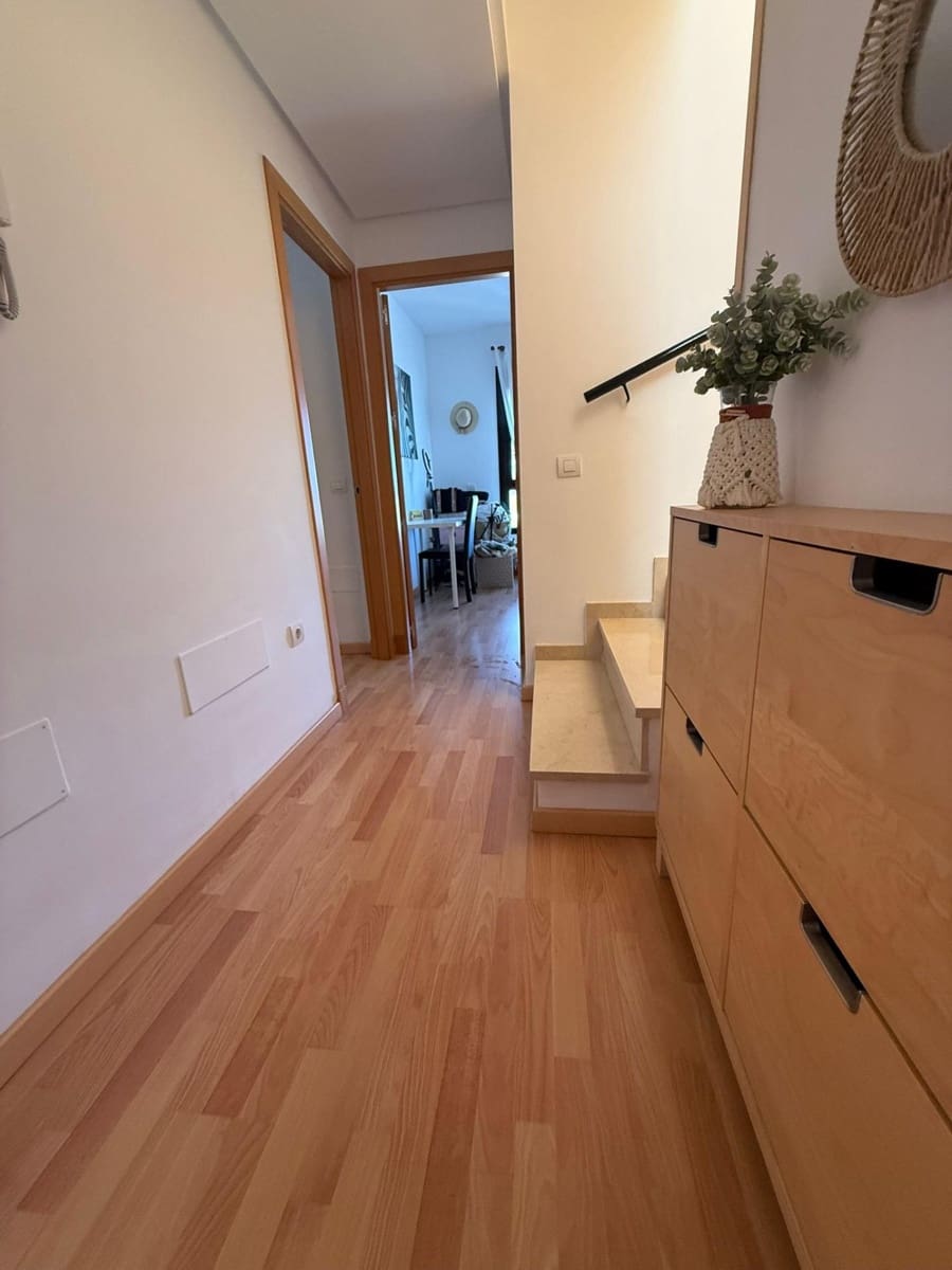 4 soverom Rekkehus til leie i Malaga by med svømmebasseng garasje - € 1 800 (Ref: 9696316)