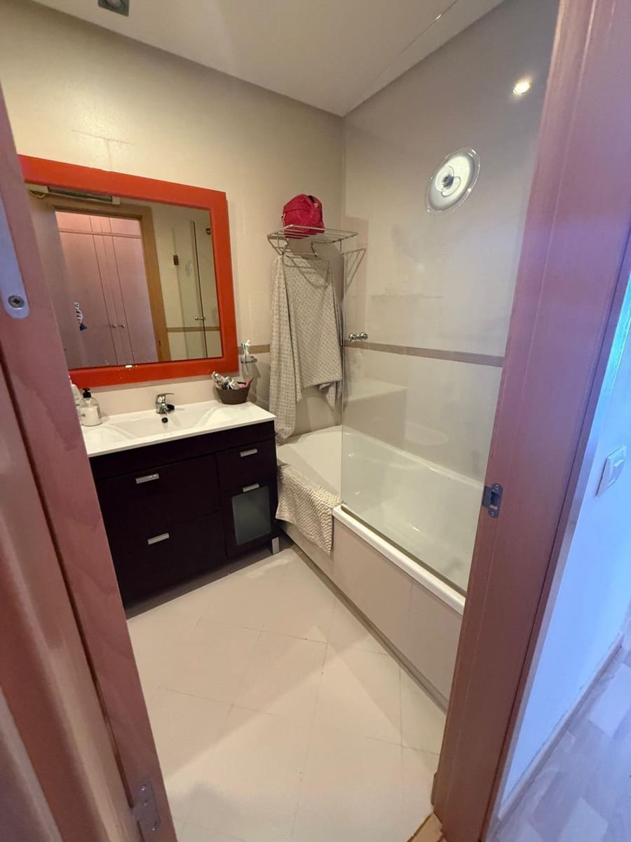 4 soverom Rekkehus til leie i Malaga by med svømmebasseng garasje - € 1 800 (Ref: 9696316)