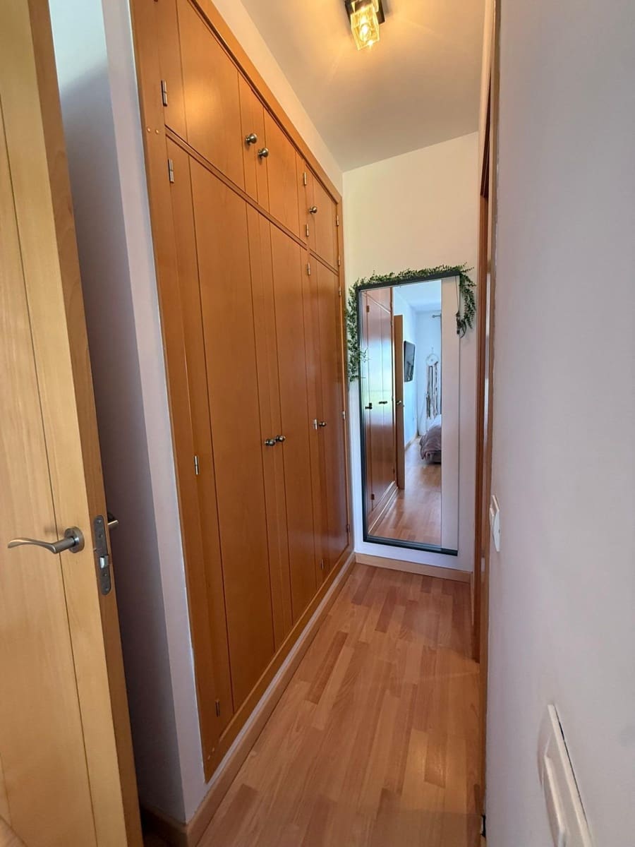 4 soverom Rekkehus til leie i Malaga by med svømmebasseng garasje - € 1 800 (Ref: 9696316)