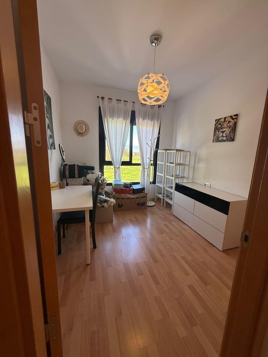 4 soverom Rekkehus til leie i Malaga by med svømmebasseng garasje - € 1 800 (Ref: 9696316)