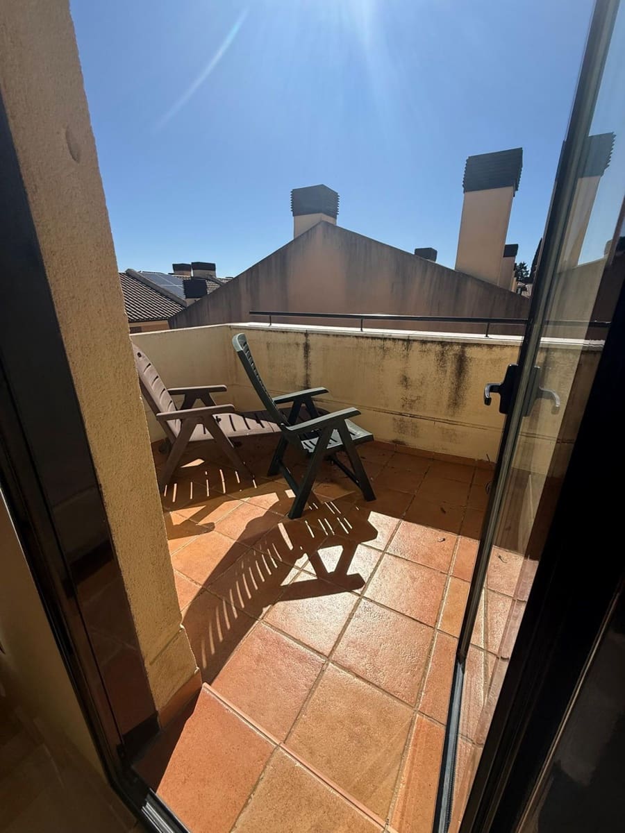 4 soverom Rekkehus til leie i Malaga by med svømmebasseng garasje - € 1 800 (Ref: 9696316)