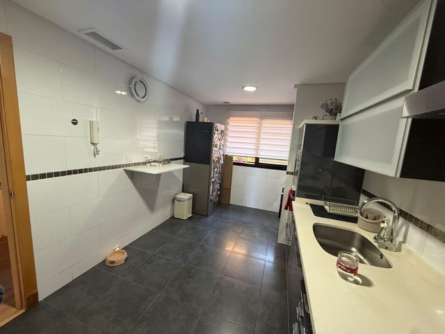 4 soverom Rekkehus til leie i Málaga by med svømmebasseng garasje - € 1 800 (Ref: 9696316)