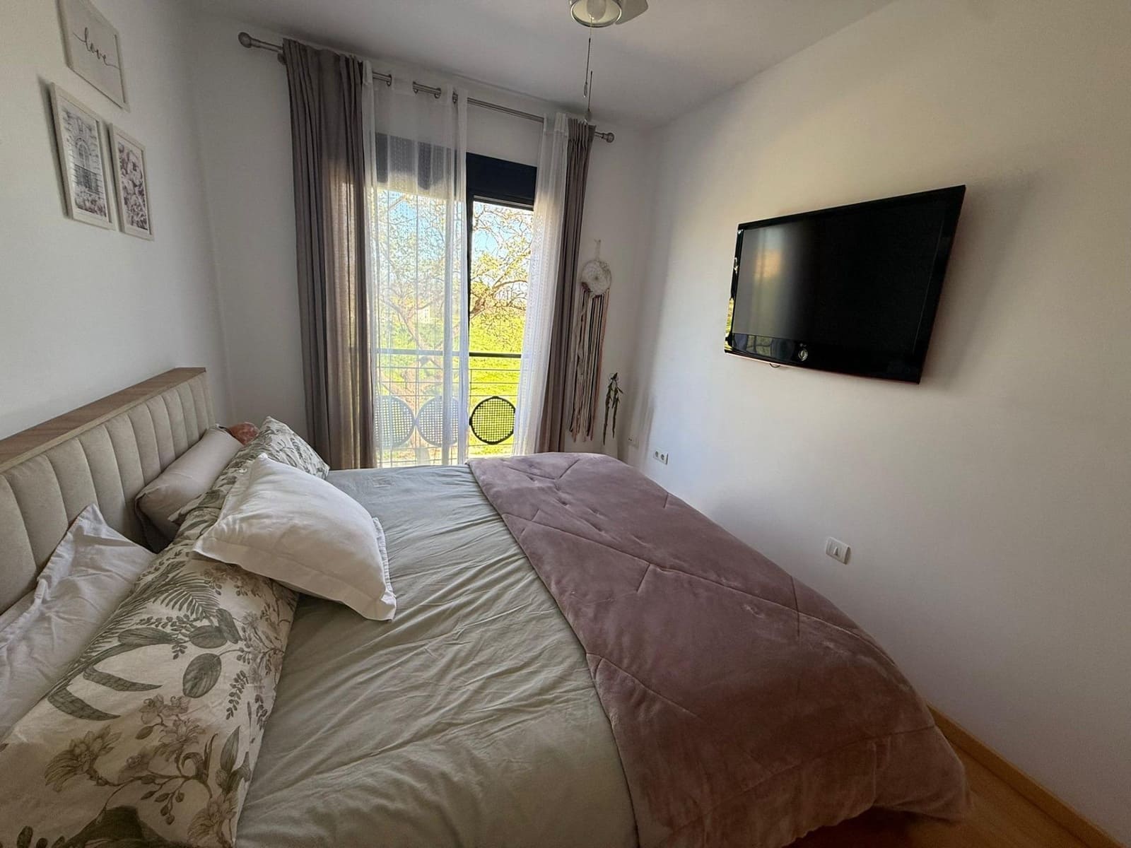 4 soverom Rekkehus til leie i Malaga by med svømmebasseng garasje - € 1 800 (Ref: 9696316)