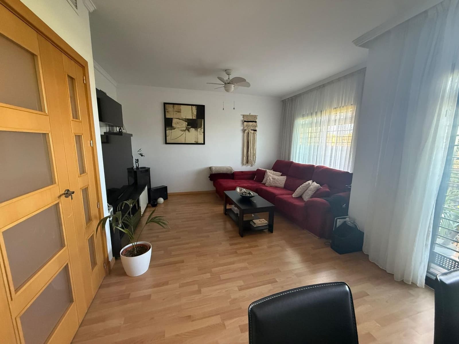 4 soverom Rekkehus til leie i Malaga by med svømmebasseng garasje - € 1 800 (Ref: 9696316)