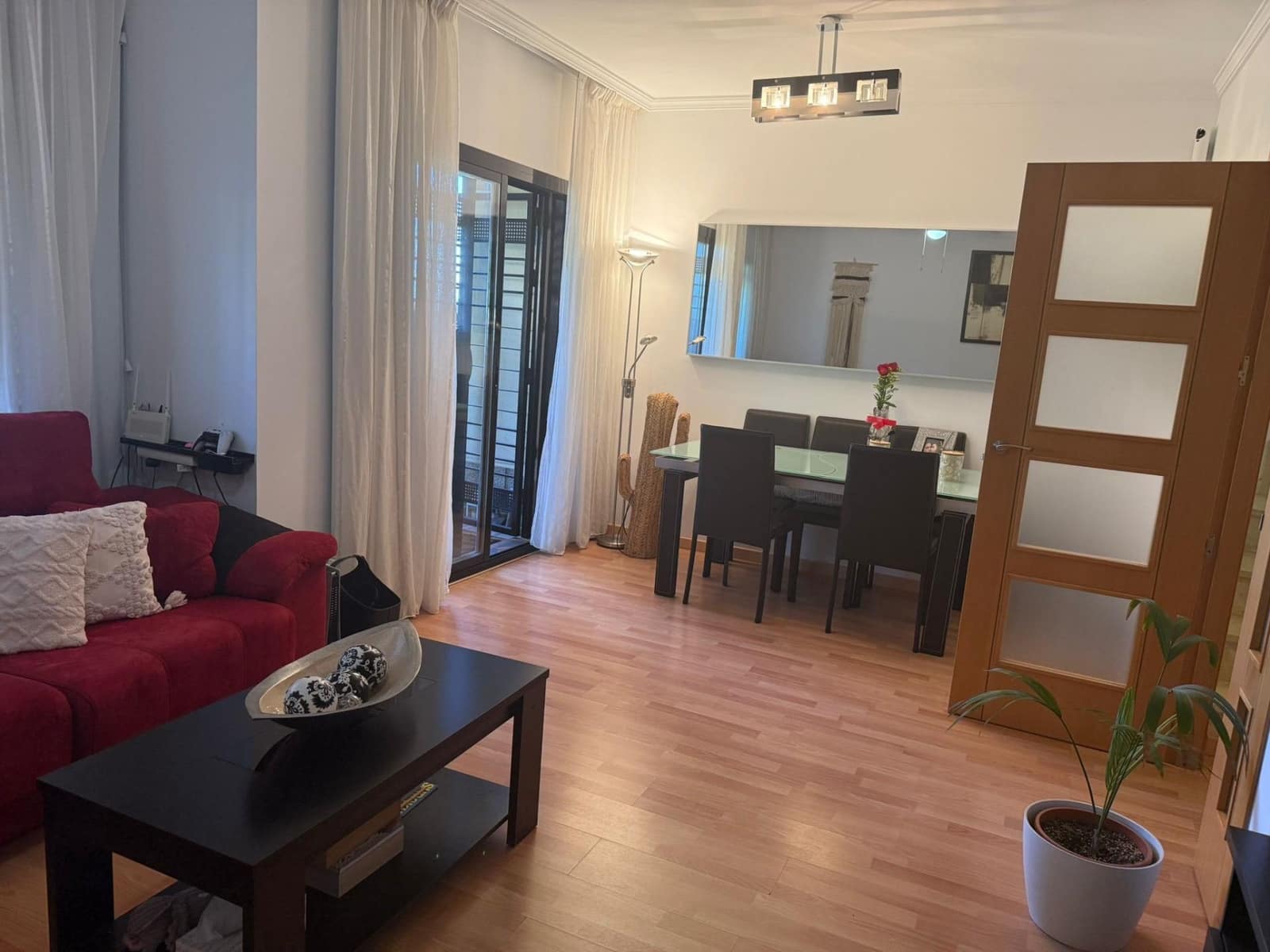 4 soverom Rekkehus til leie i Malaga by med svømmebasseng garasje - € 1 800 (Ref: 9696316)