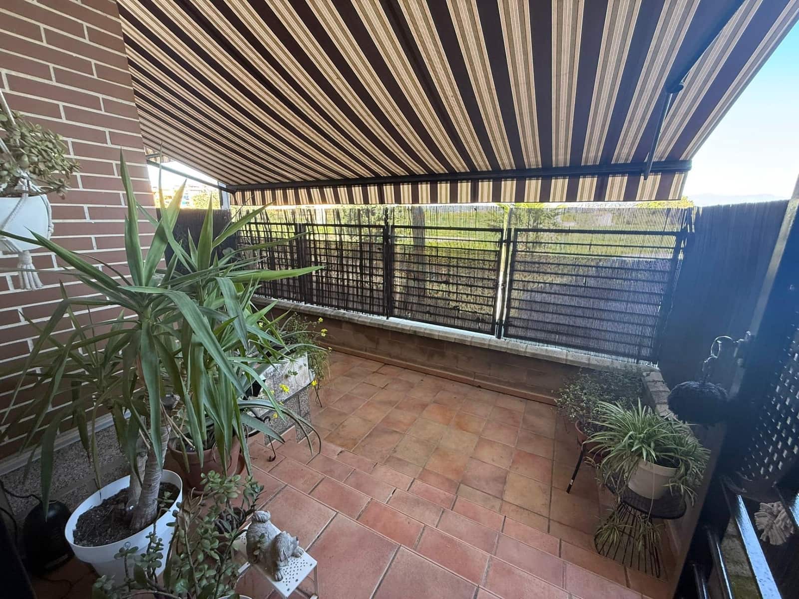 4 soverom Rekkehus til leie i Malaga by med svømmebasseng garasje - € 1 800 (Ref: 9696316)