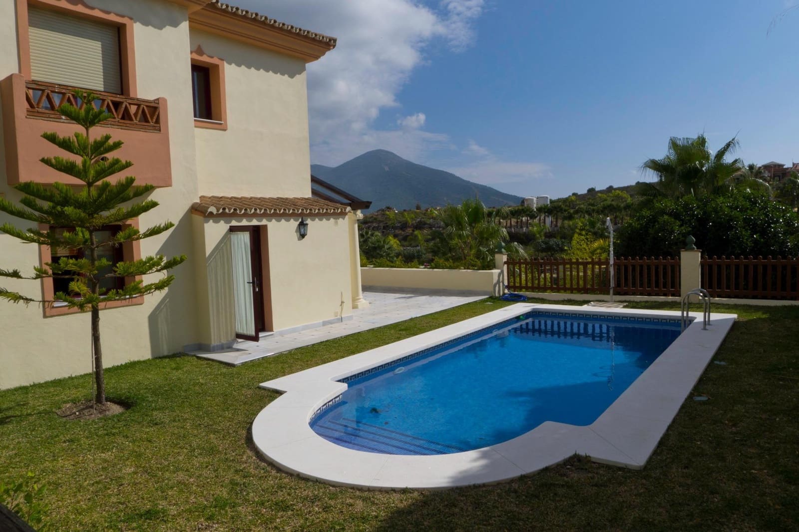 3 bedroom Semi-detached Villa for sale in Coin with pool garage - € 420,000 (Ref: 9720205)