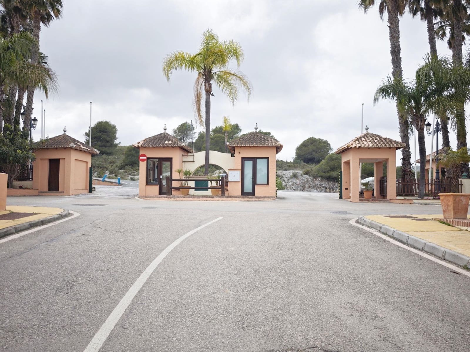 3 bedroom Semi-detached Villa for sale in Coin with pool garage - € 420,000 (Ref: 9720205)