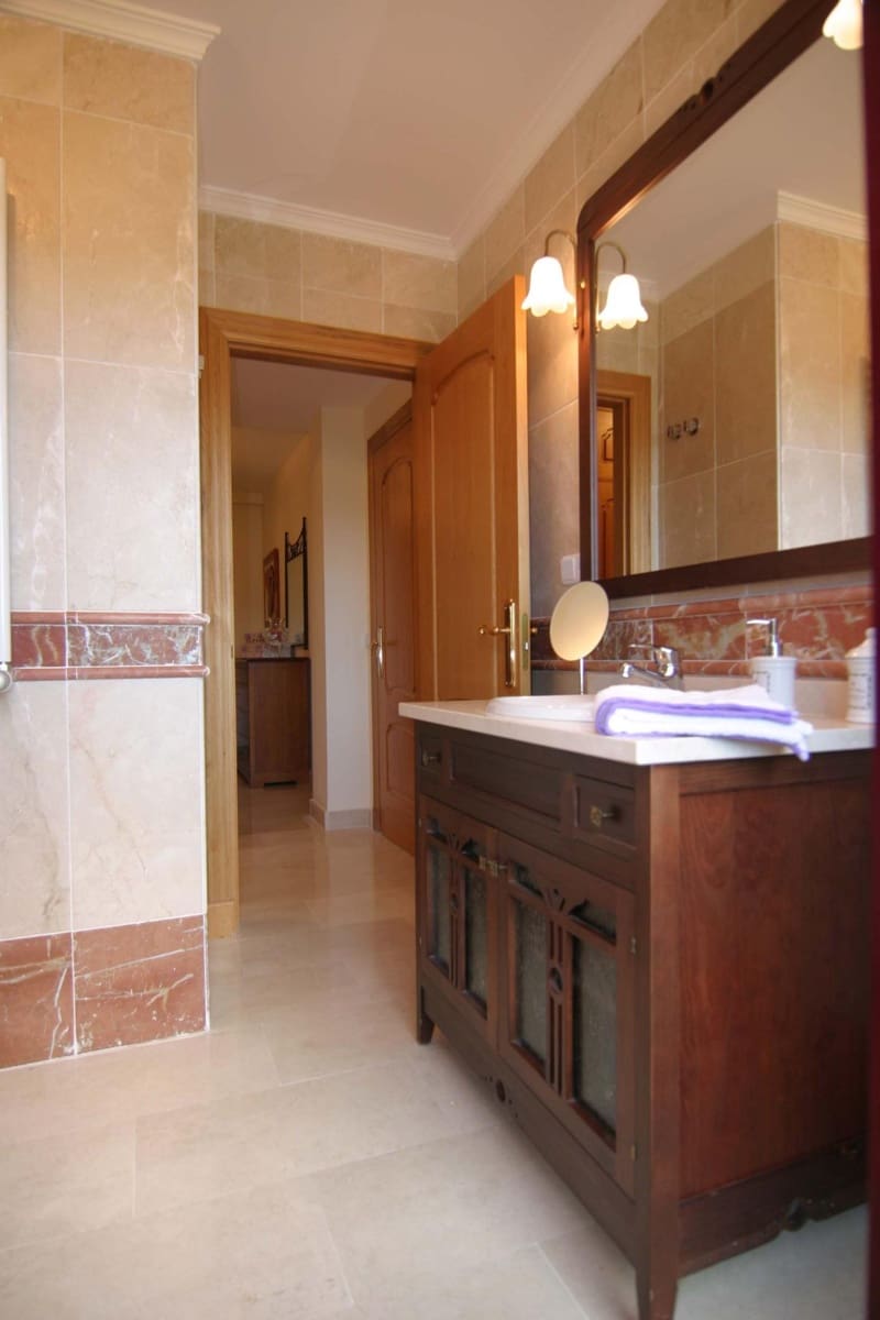 5 bedroom Semi-detached Villa for sale in Coin with pool garage - € 420,000 (Ref: 9720205)