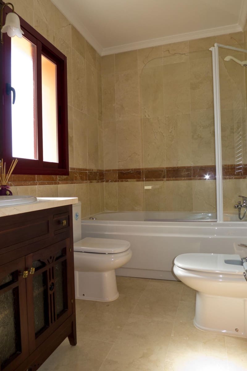 5 bedroom Semi-detached Villa for sale in Coin with pool garage - € 420,000 (Ref: 9720205)