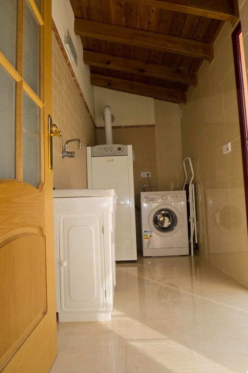 5 bedroom Semi-detached Villa for sale in Coin with pool garage - € 420,000 (Ref: 9720205)