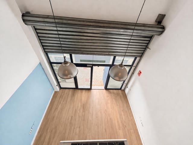 Kaupallinen vuokrattavana paikassa Cruz de Humilladero, Málaga kaupunki mukana 
autotalli - 1 200 € (Ref: 9787022)