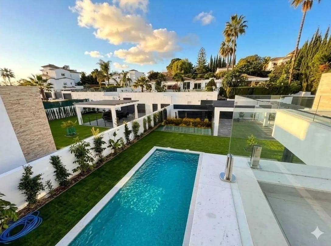 6 chambre Villa/Maison à vendre à New Golden Mile avec piscine garage - 1 950 000 € (Ref: 9836581)