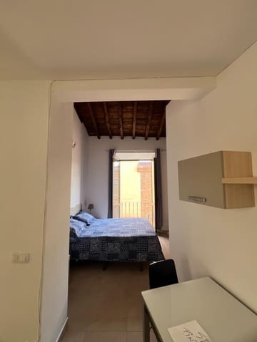 Lejlighed til leje i Málaga by - € 800 (Ref: 9954401)