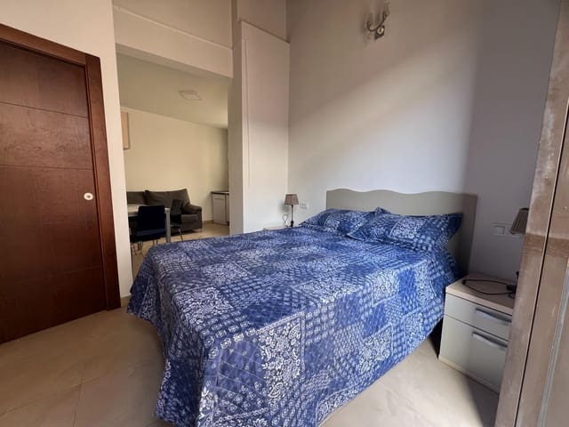Lejlighed til leje i Málaga by - € 800 (Ref: 9954401)
