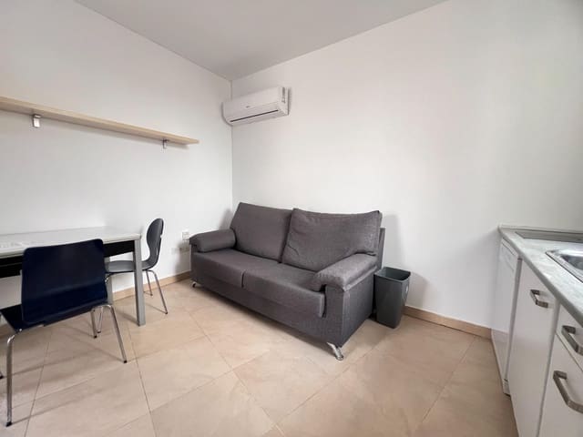 Lejlighed til leje i Málaga by - € 800 (Ref: 9954401)