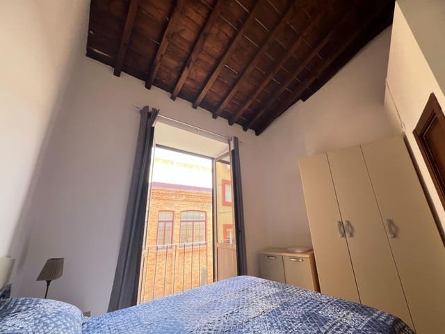 Lejlighed til leje i Málaga by - € 800 (Ref: 9954401)