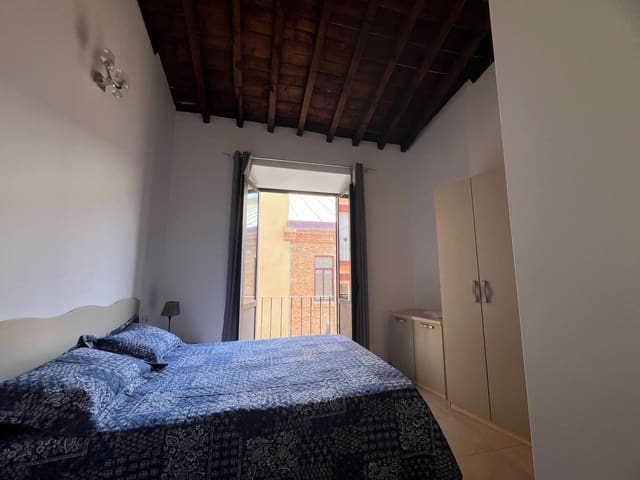 Lejlighed til leje i Málaga by - € 800 (Ref: 9954401)