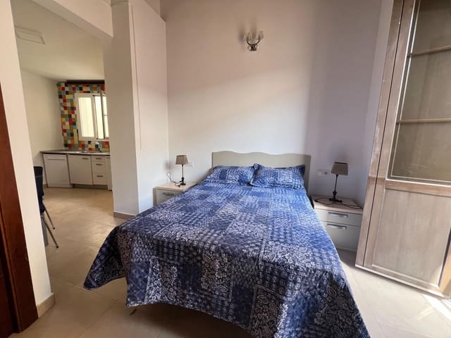 Lejlighed til leje i Málaga by - € 800 (Ref: 9954401)