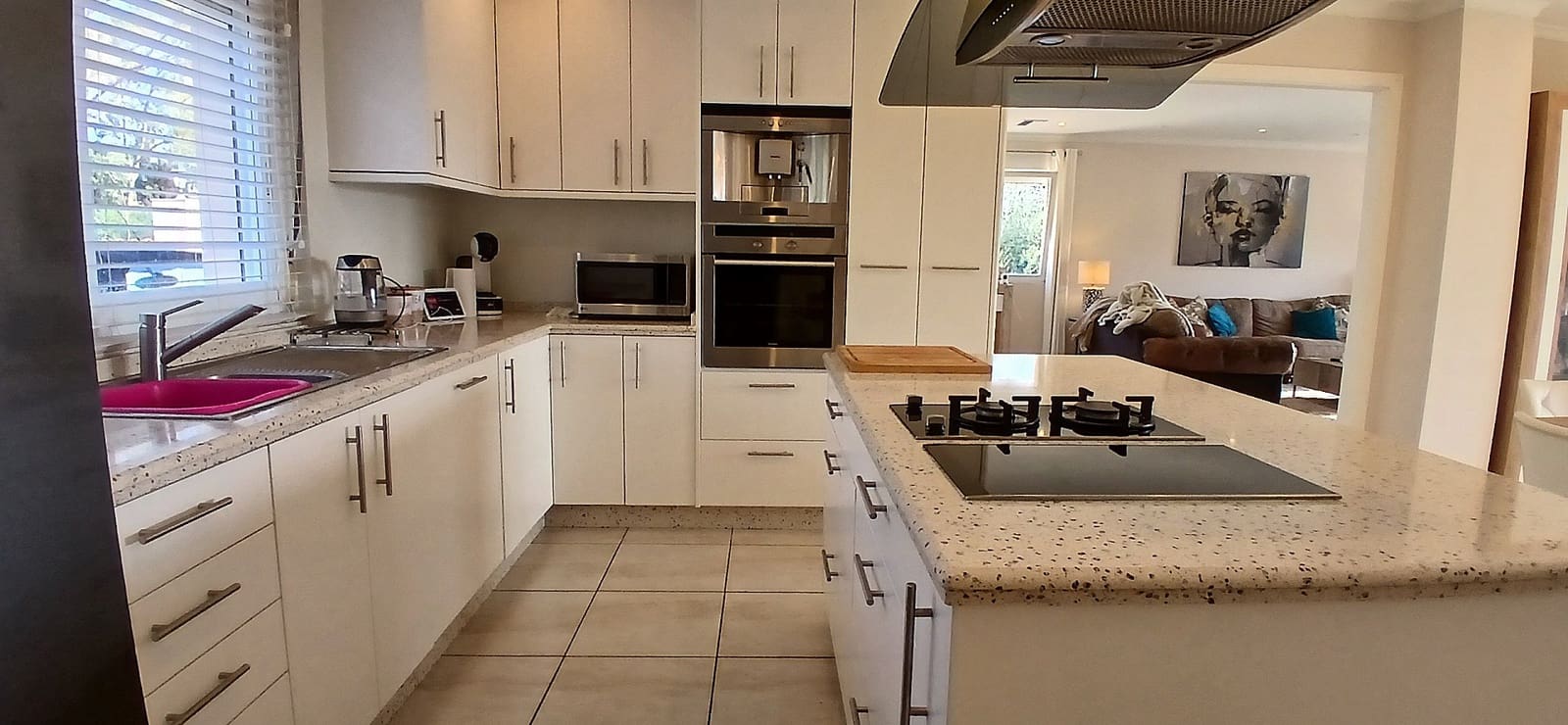 6 sypialnia Willa na sprzedaż w Alfaz del Pi / L'Alfas del Pi z basenem garażem - 725 000 € (Ref: 9584696)