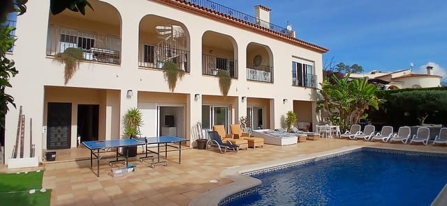 6 sypialnia Willa na sprzedaż w Alfaz del Pi / L'Alfàs del Pi z basenem garażem - 725 000 € (Ref: 9584696)