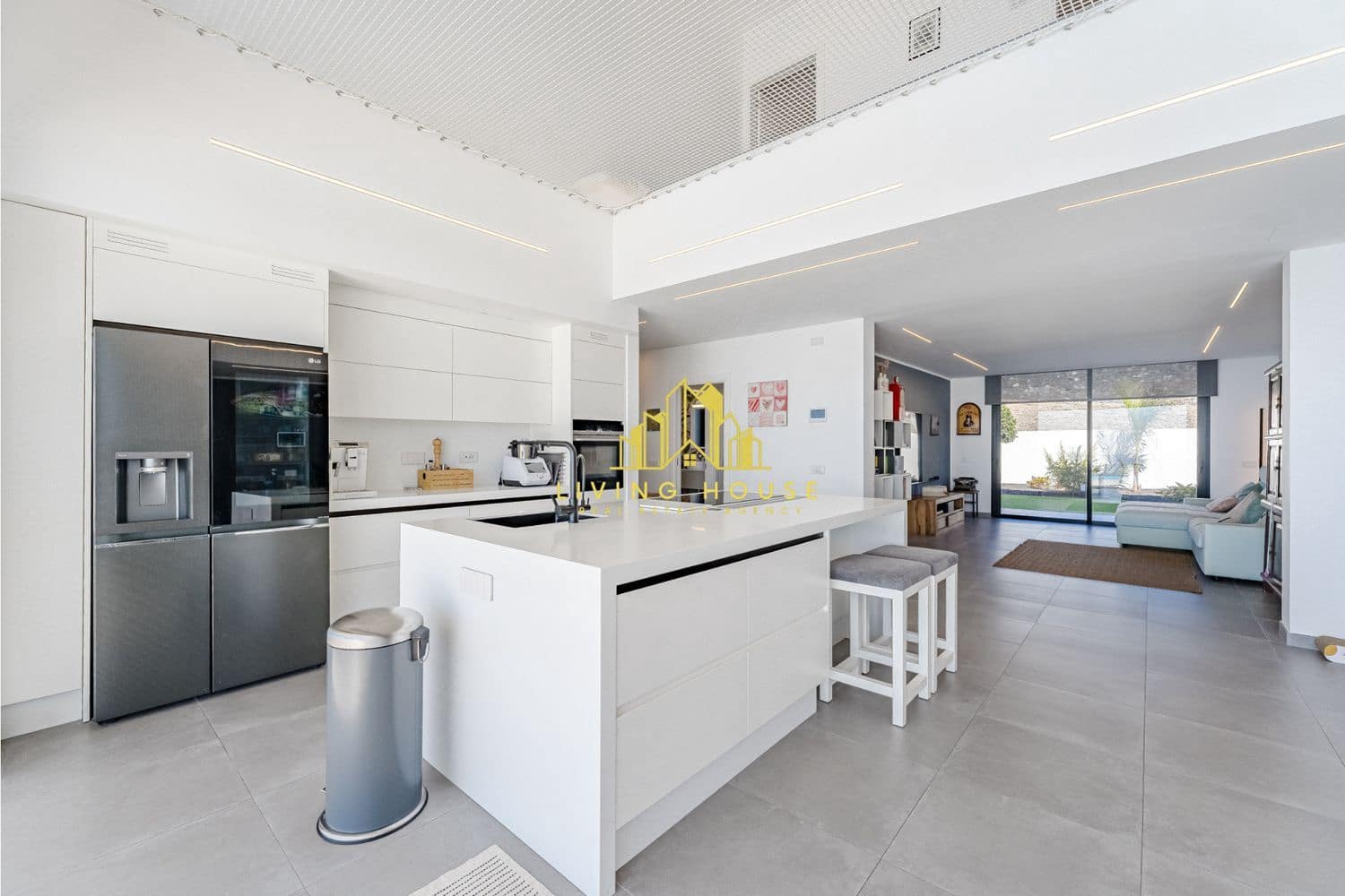 5 bedroom Villa for sale in Armenime with pool garage - € 2,190,000 (Ref: 10158059)
