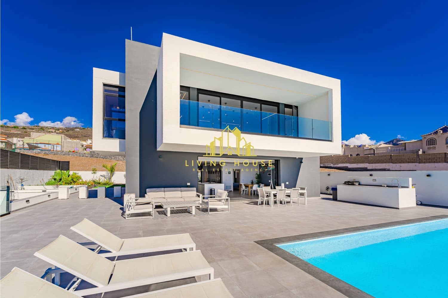 5 bedroom Villa for sale in Armenime with pool garage - € 2,190,000 (Ref: 10158059)