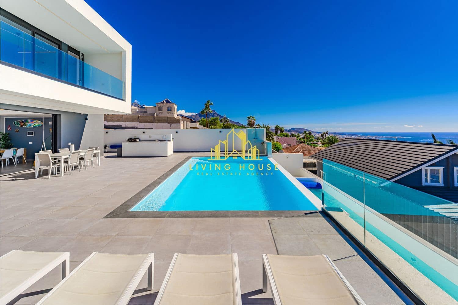 5 bedroom Villa for sale in Armenime with pool garage - € 2,190,000 (Ref: 10158059)