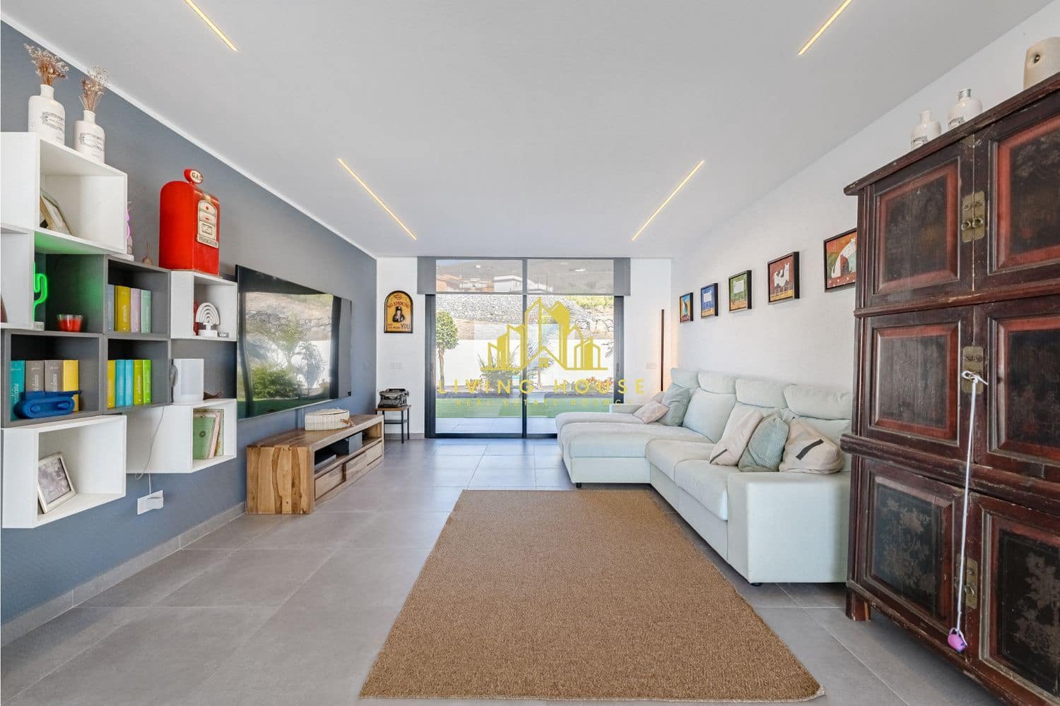 5 bedroom Villa for sale in Armenime with pool garage - € 2,190,000 (Ref: 10158059)