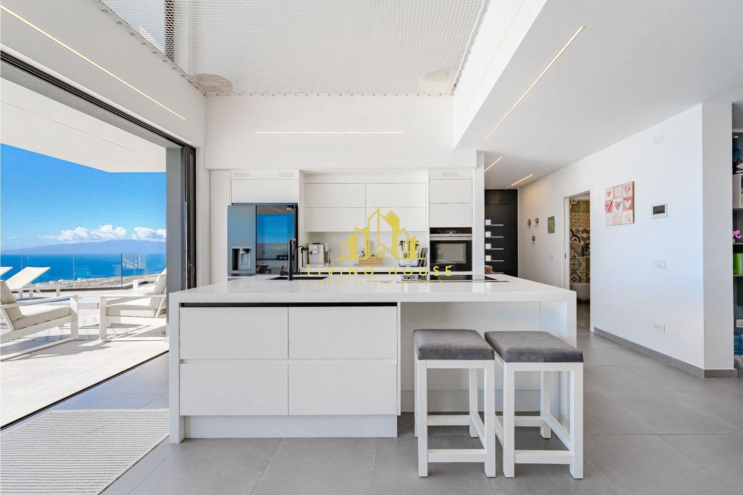 5 bedroom Villa for sale in Armenime with pool garage - € 2,190,000 (Ref: 10158059)