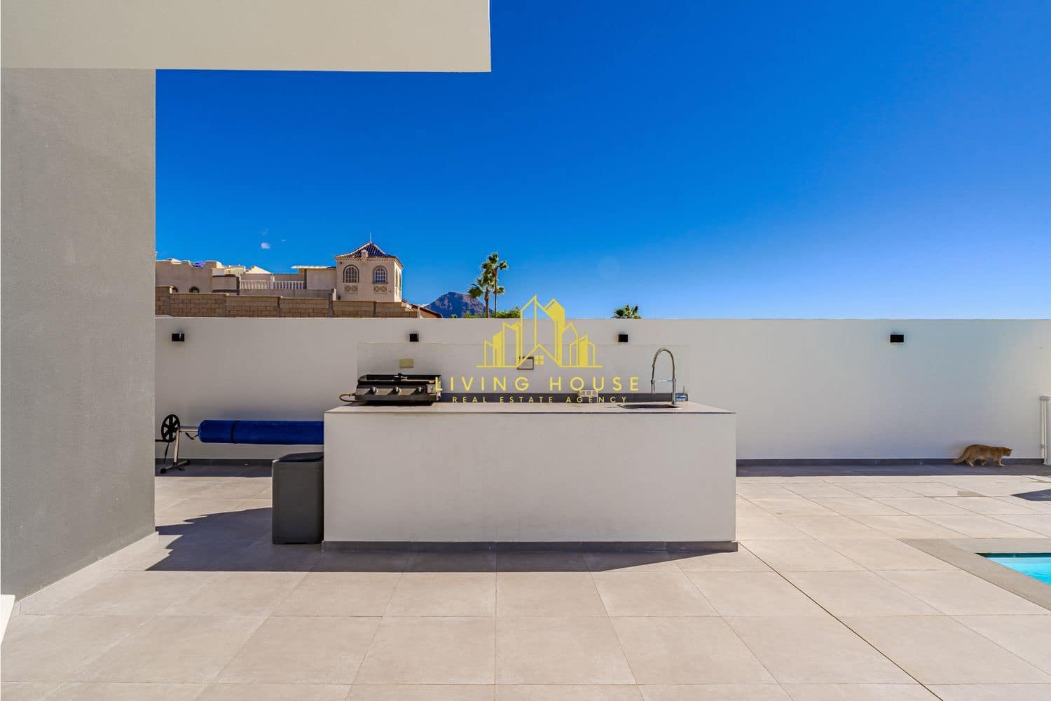 5 bedroom Villa for sale in Armenime with pool garage - € 2,190,000 (Ref: 10158059)