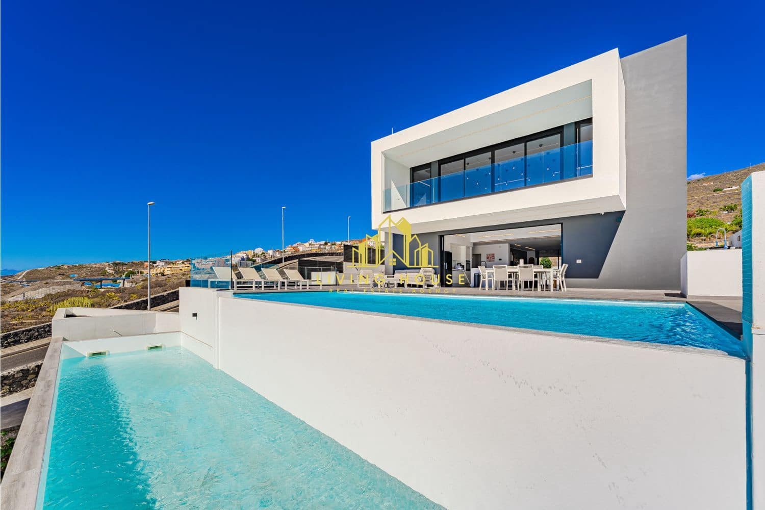 5 bedroom Villa for sale in Armenime with pool garage - € 2,190,000 (Ref: 10158059)