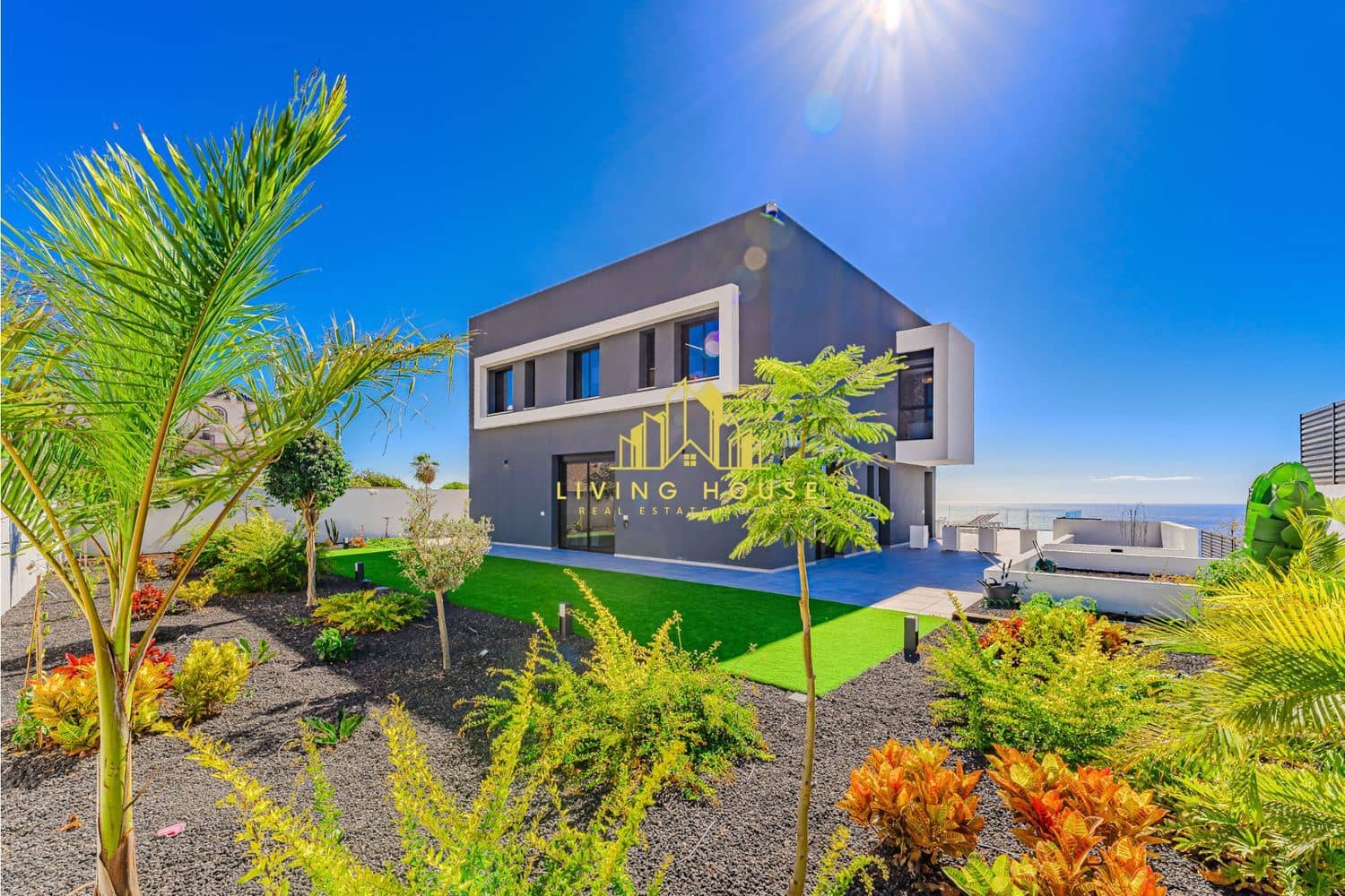 5 bedroom Villa for sale in Armenime with pool garage - € 2,190,000 (Ref: 10158059)